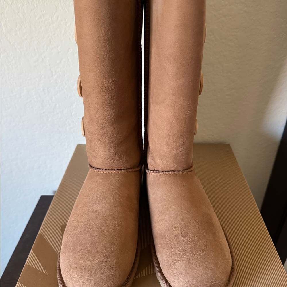 NIB UGG Bailey Button Triplet Tan Winter Boots Suede Mid-Calf
